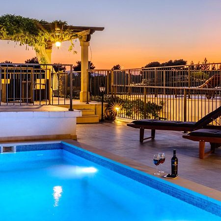 Villa Julia With Heated Pool, Ideal For Large Groups Милна Экстерьер фото