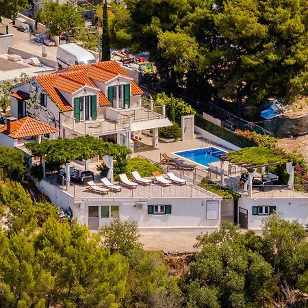 Villa Julia With Heated Pool, Ideal For Large Groups Милна Экстерьер фото