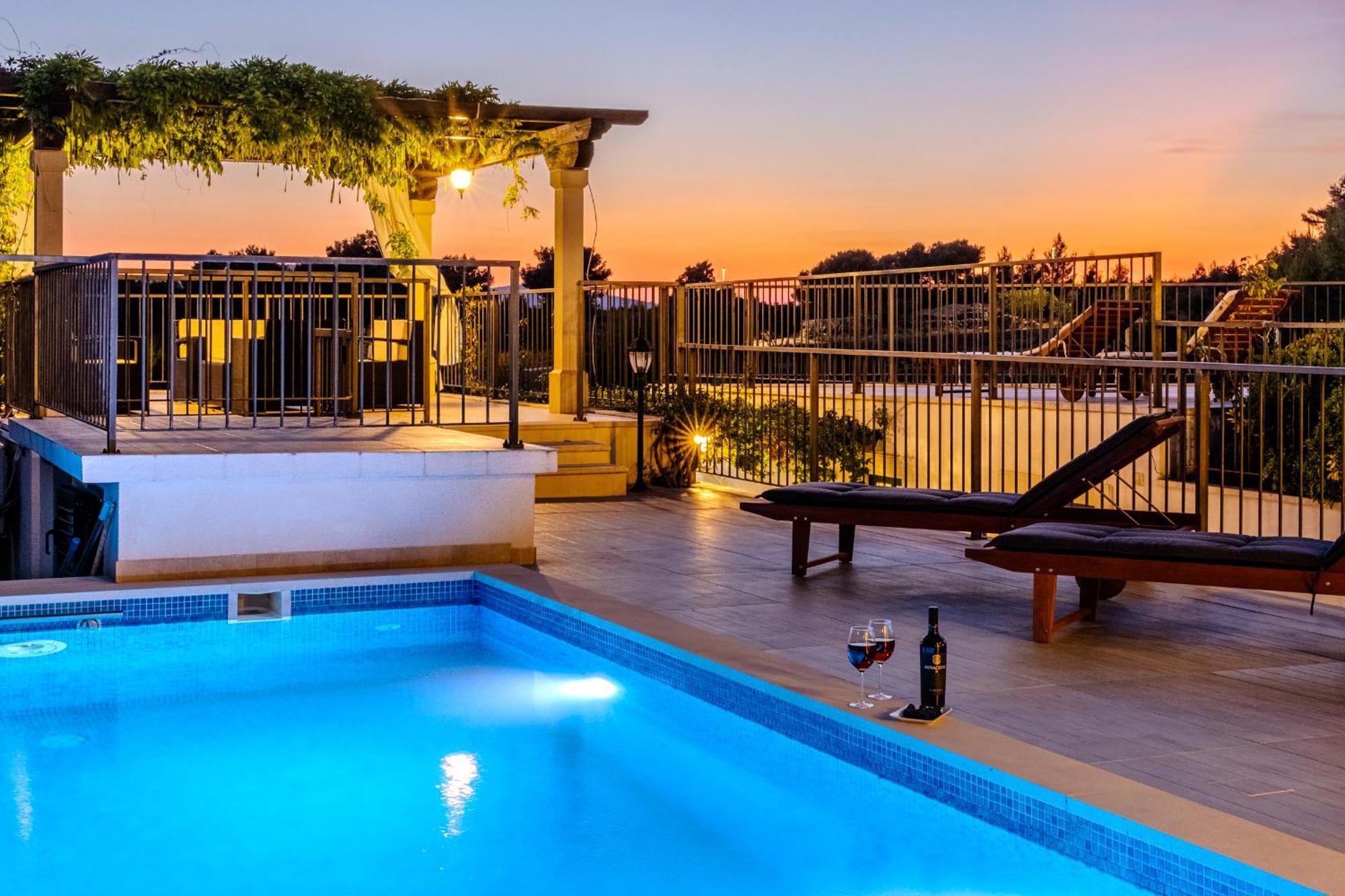 Villa Julia With Heated Pool, Ideal For Large Groups Милна Экстерьер фото