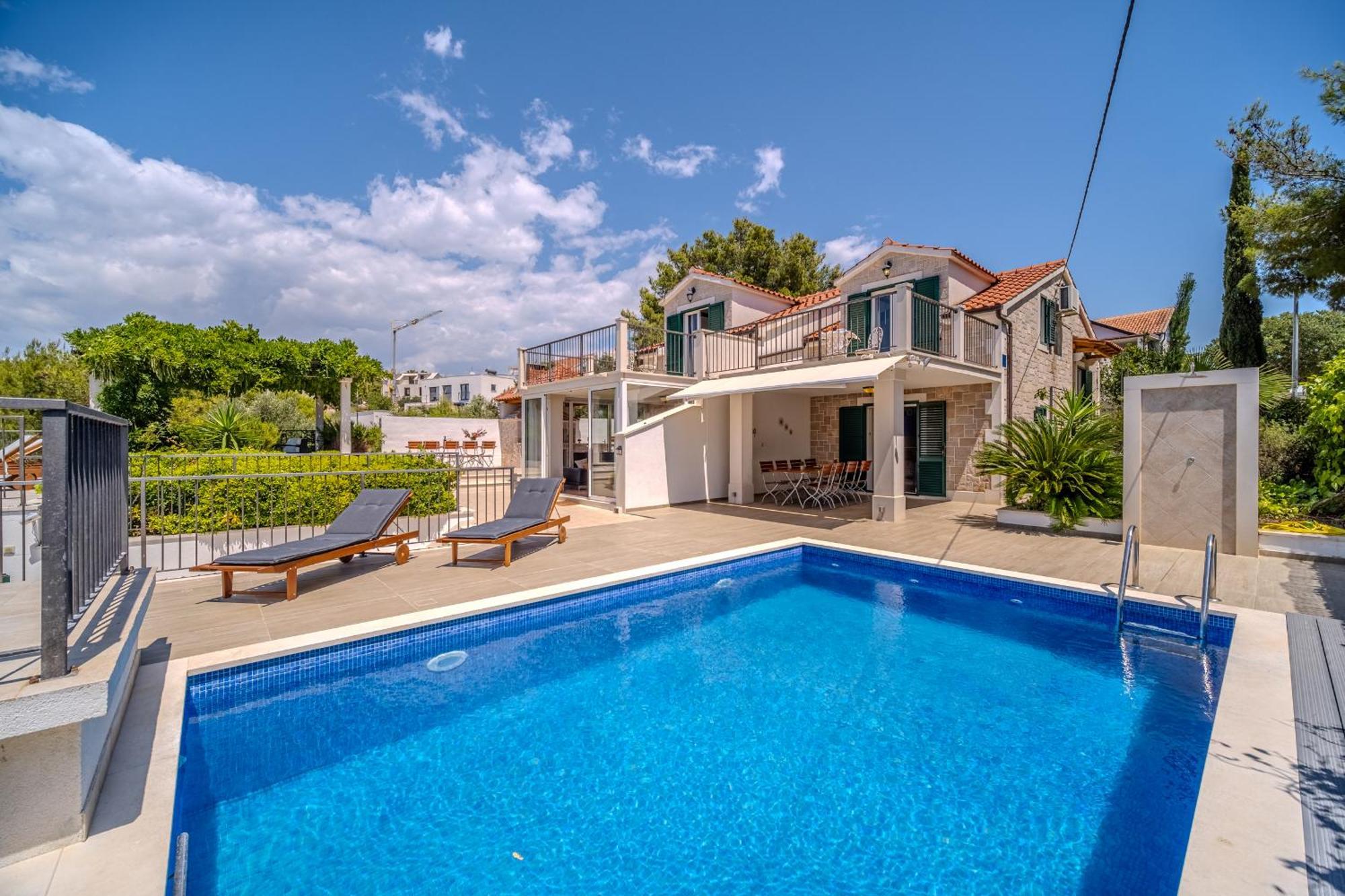 Villa Julia With Heated Pool, Ideal For Large Groups Милна Экстерьер фото