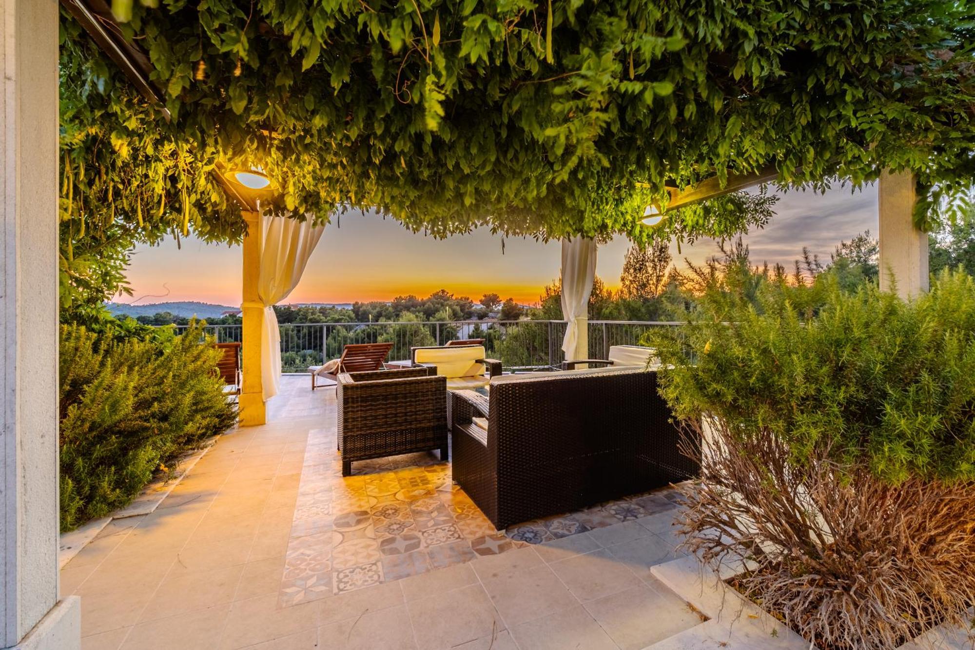 Villa Julia With Heated Pool, Ideal For Large Groups Милна Экстерьер фото