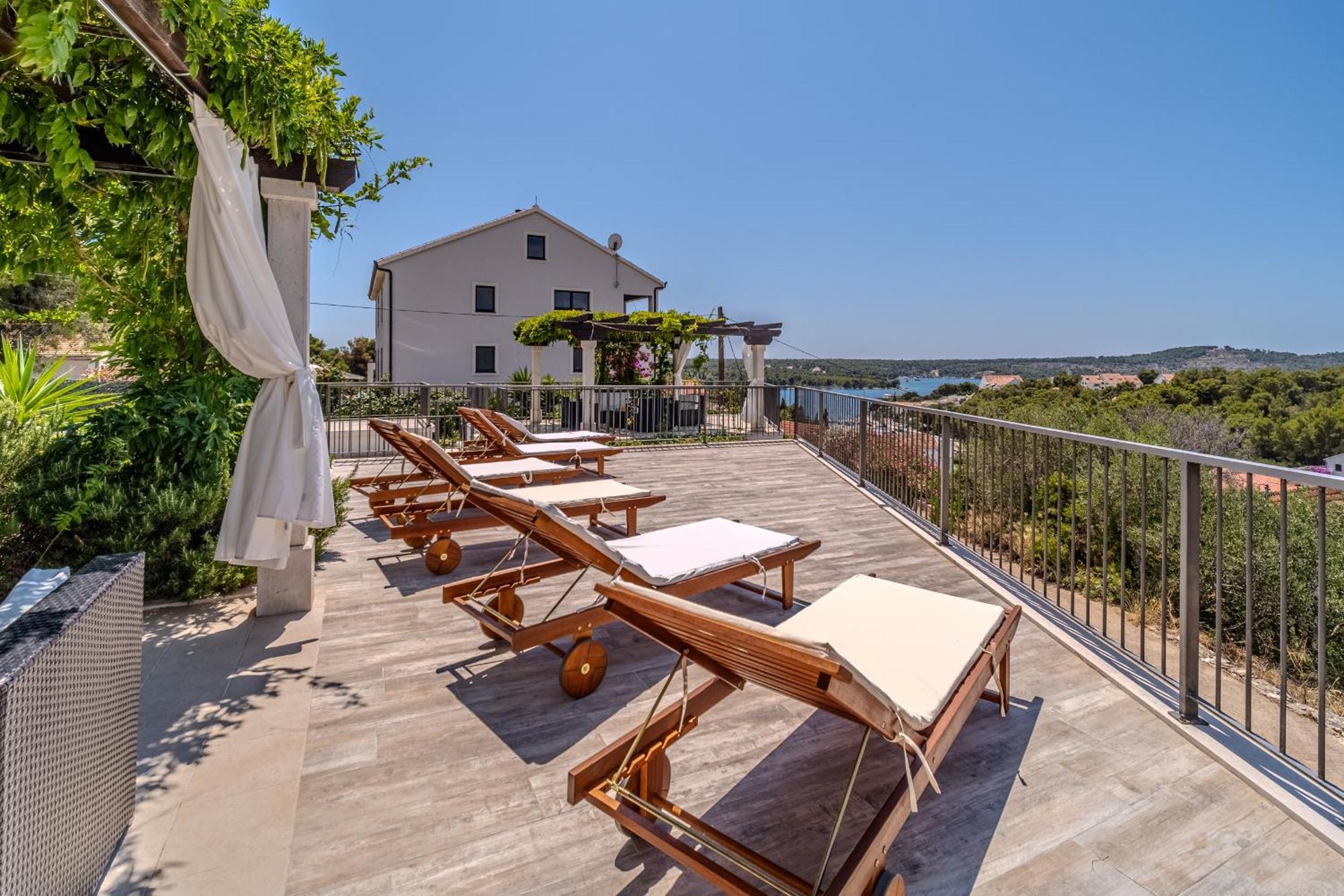 Villa Julia With Heated Pool, Ideal For Large Groups Милна Экстерьер фото