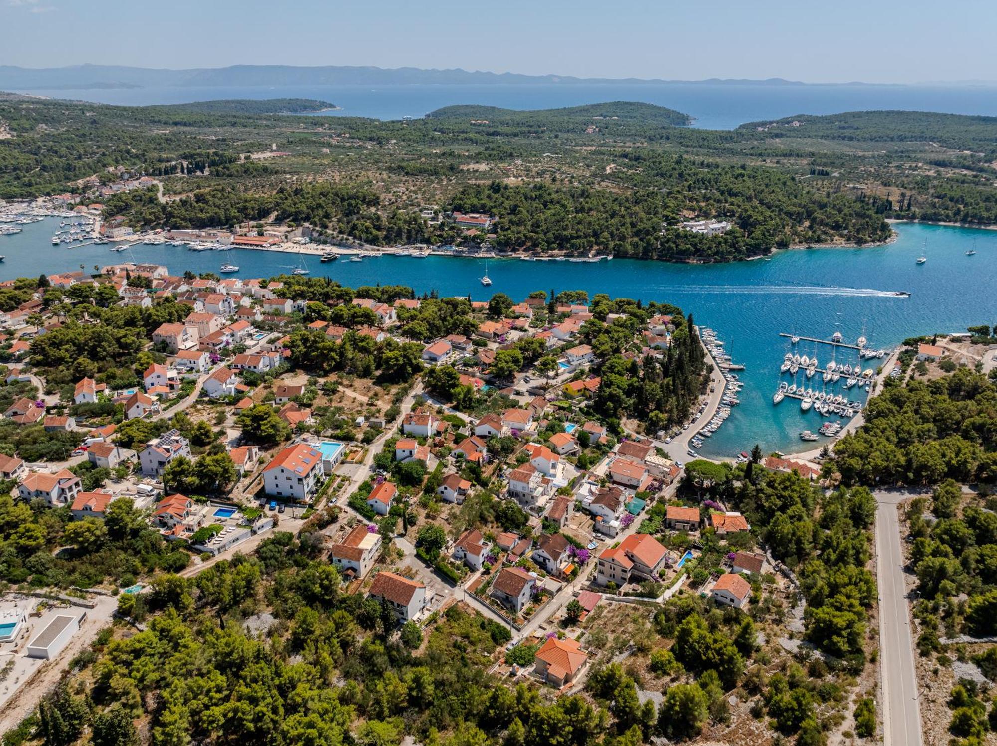 Villa Julia With Heated Pool, Ideal For Large Groups Милна Экстерьер фото