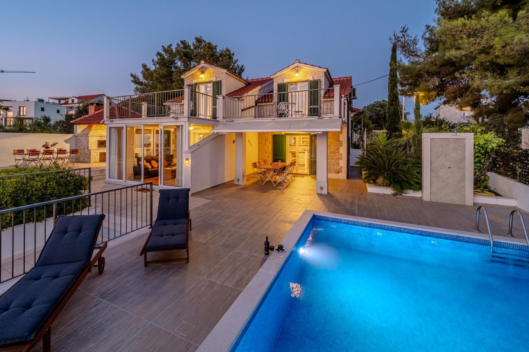 Villa Julia With Heated Pool, Ideal For Large Groups Милна Экстерьер фото