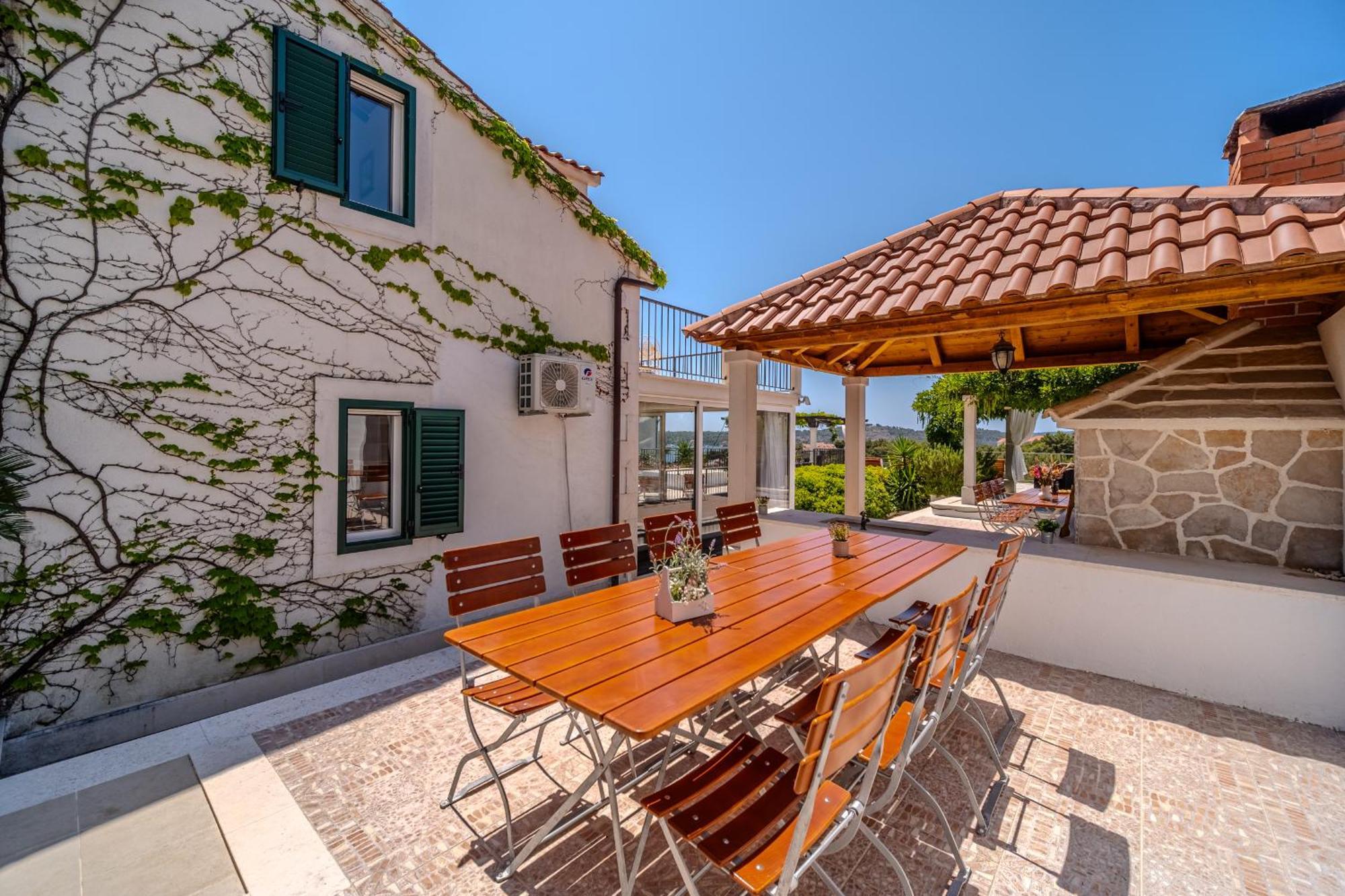 Villa Julia With Heated Pool, Ideal For Large Groups Милна Экстерьер фото