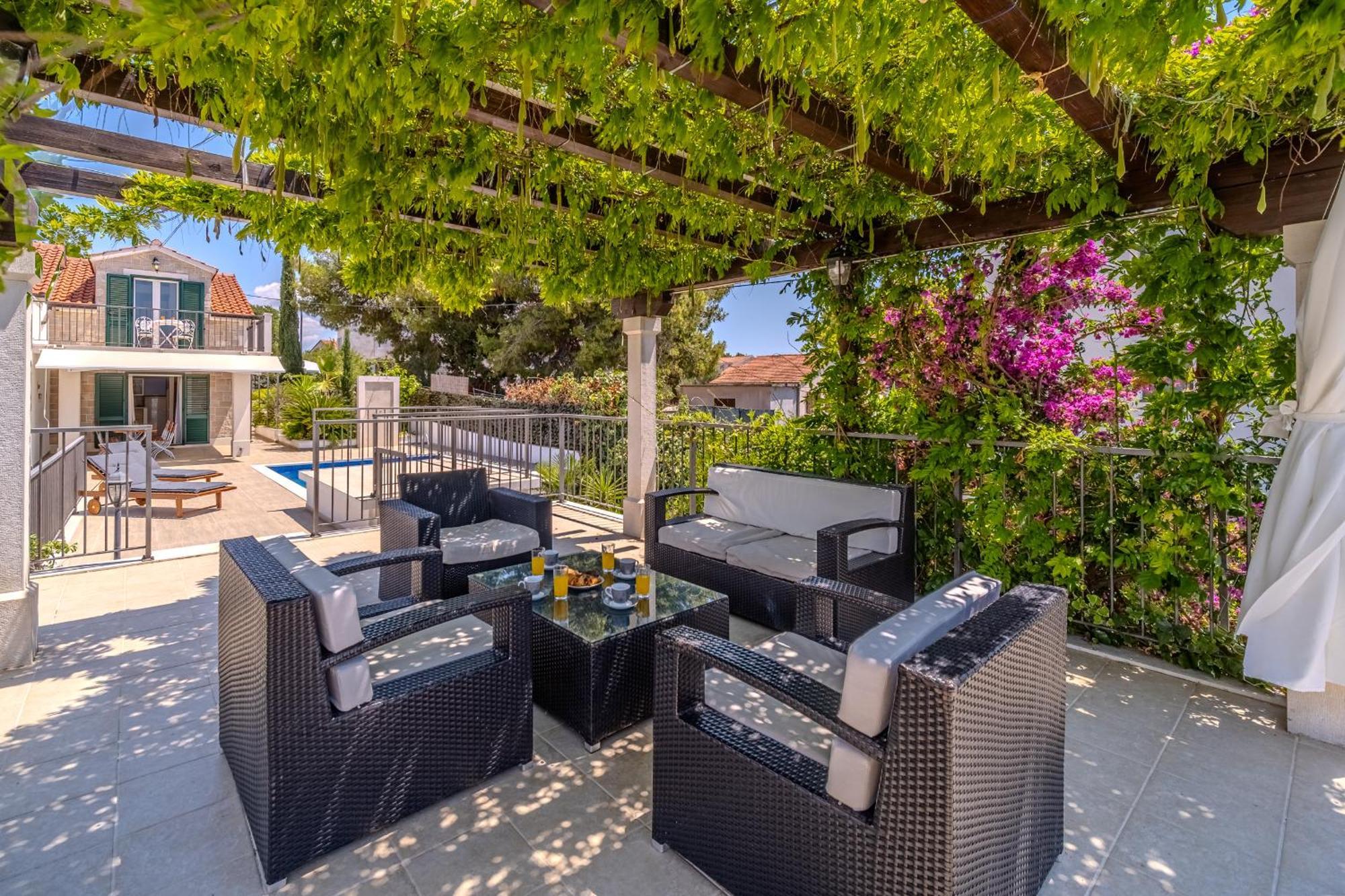 Villa Julia With Heated Pool, Ideal For Large Groups Милна Экстерьер фото