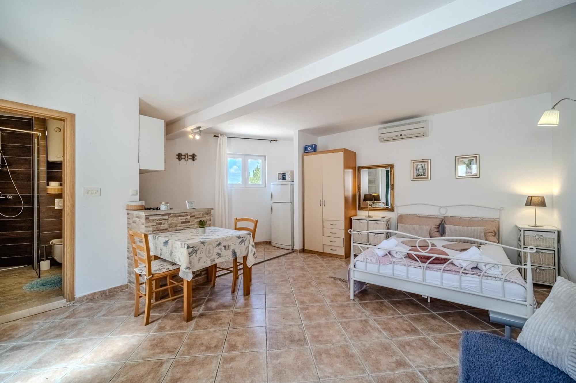 Villa Julia With Heated Pool, Ideal For Large Groups Милна Экстерьер фото