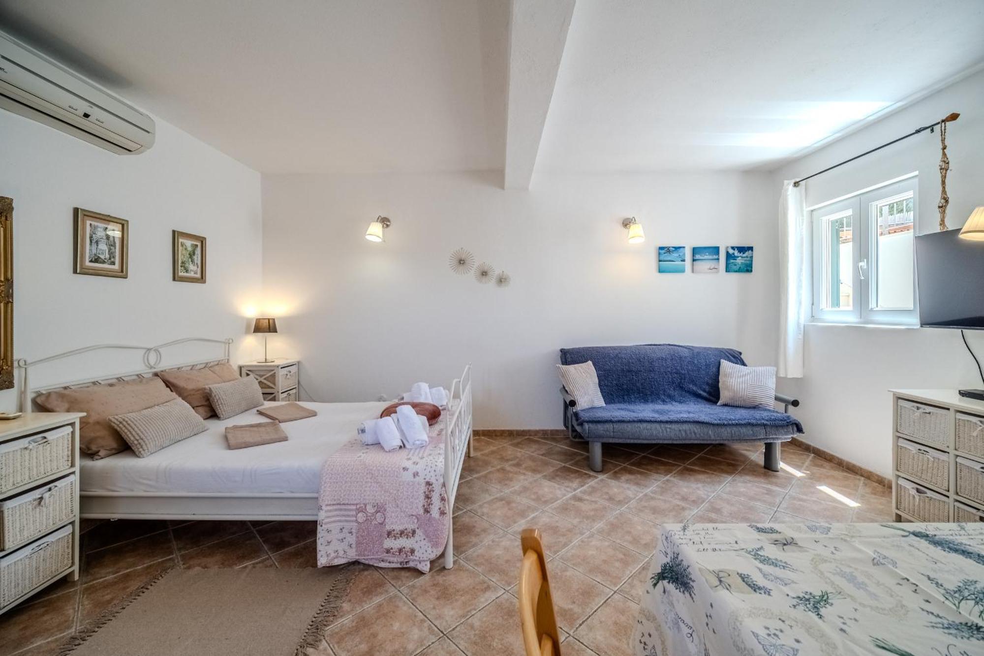 Villa Julia With Heated Pool, Ideal For Large Groups Милна Экстерьер фото