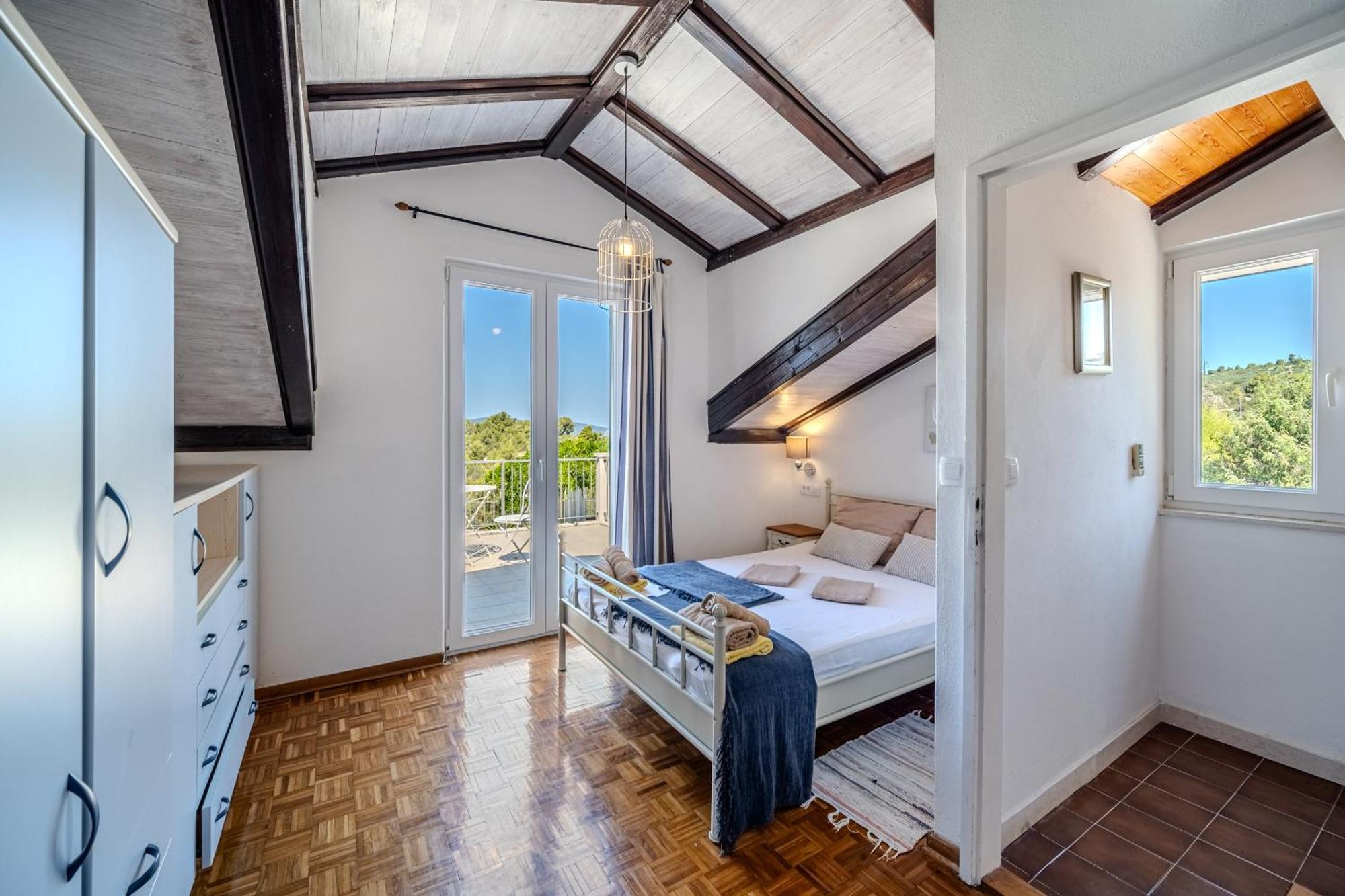 Villa Julia With Heated Pool, Ideal For Large Groups Милна Экстерьер фото