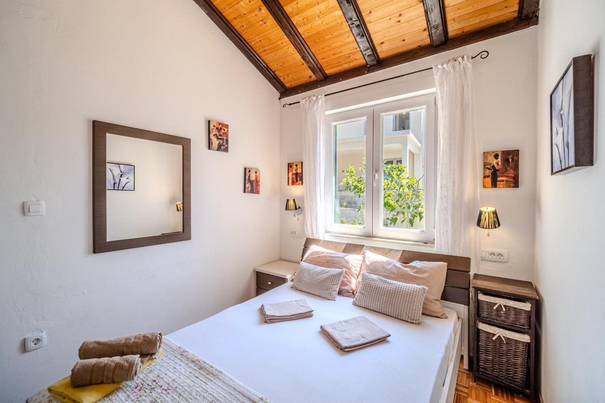Villa Julia With Heated Pool, Ideal For Large Groups Милна Экстерьер фото