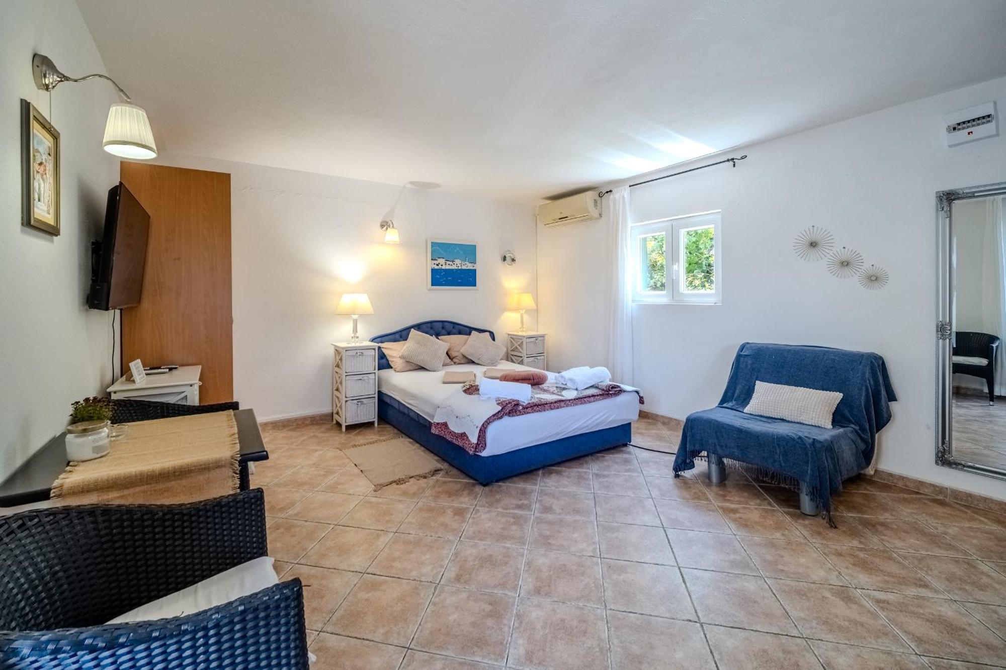 Villa Julia With Heated Pool, Ideal For Large Groups Милна Экстерьер фото