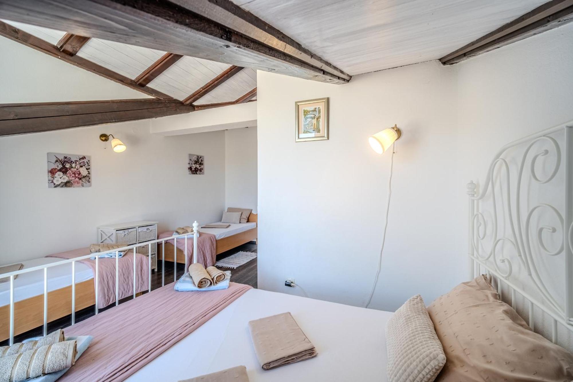Villa Julia With Heated Pool, Ideal For Large Groups Милна Экстерьер фото