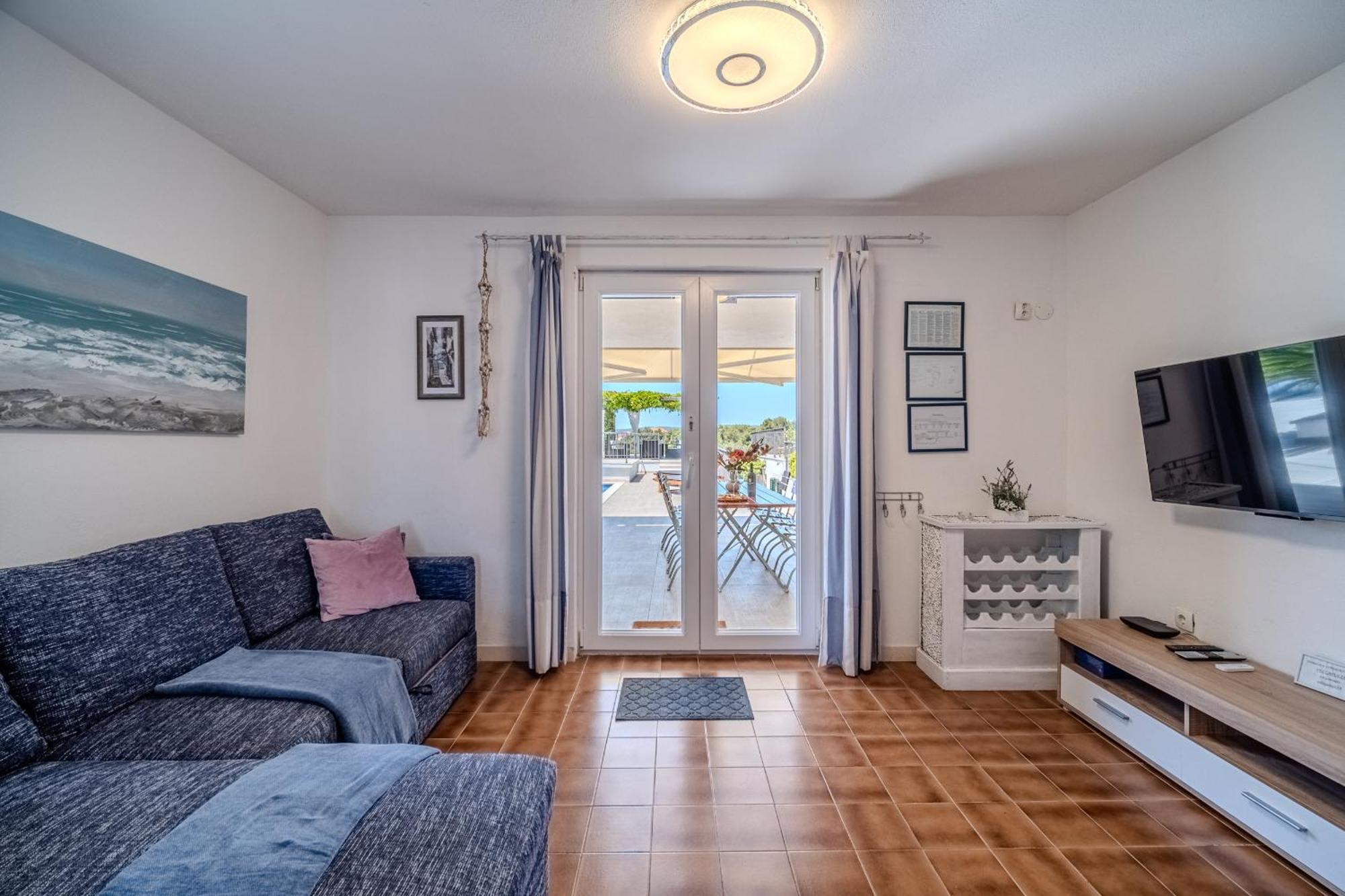 Villa Julia With Heated Pool, Ideal For Large Groups Милна Экстерьер фото
